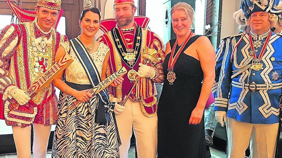  Prinzenpaartreffen bei den Heinzelmännchen: Prinz Martin I. und Venetia Sabine aus Düsseldorf und ihre niederländischen Amtskollegen Prinz Ronald und Prinzessin Nicole von der „Narrenkap“. 