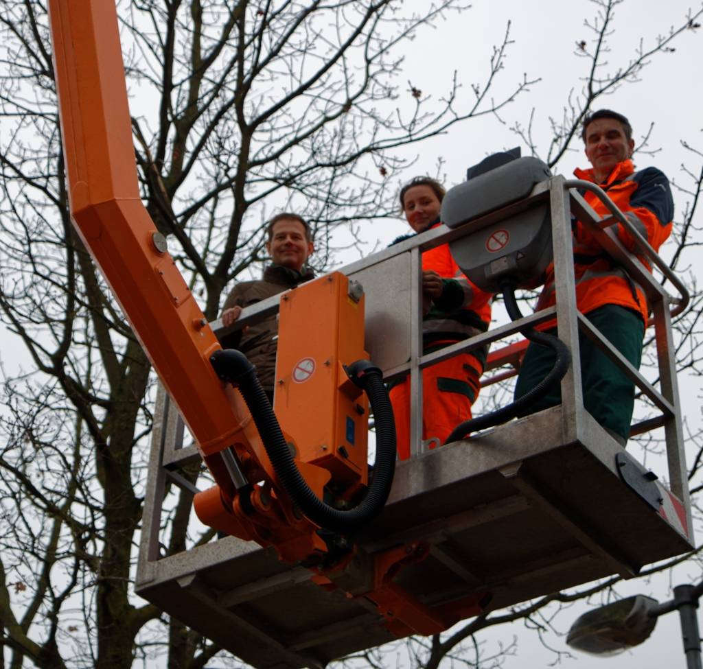  Technischer Dezernent Andreas Budde (l.) begrüßt die neue Mitarbeiterin Andrea Dohmen und begutachtet mit Baumkontrolleur Wolfgang Hintzen den Arbeitsplatz der neuen Kollegin. 