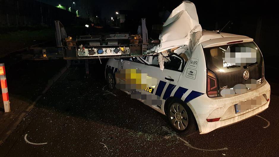 Unter Auflieger eingekeilt