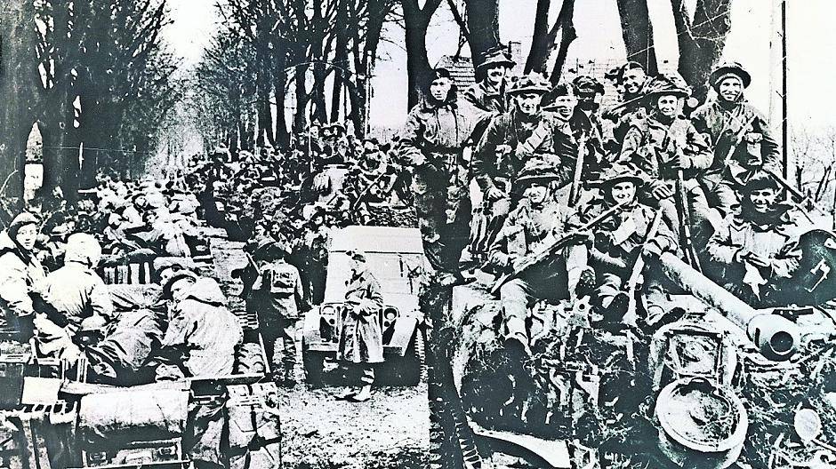 Britische und kanadische Truppen auf dem Weg von Nimwegen nach Kranenburg während der Rheinlandoffensive.
