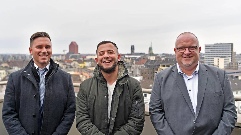 Pierre Scharping (.) Axel Prasch (r.) von der DVG überreichten Muhammet Özhan das Abo.