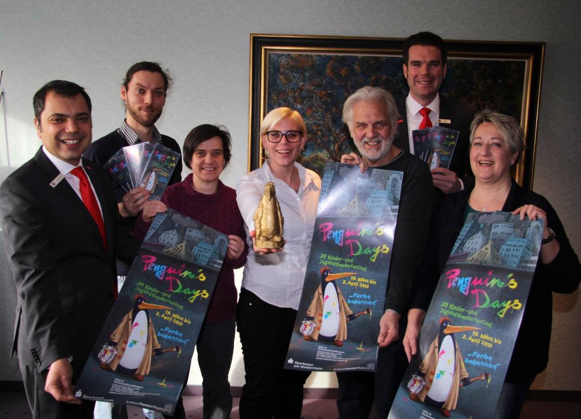  Stellten das Programm der Penguin’s Days 2019 vor (v.l.n.r.): Giovanni Malaponti (Sparkasse), Robert Hüttinger, Christiane Müller-Rosen und Jasmin Wrobel (Festival-Team), Schlosstheater-Intendant Ulrich Greb sowie Stefan Ertelt und Carmen Müller (beide Sparkasse). 