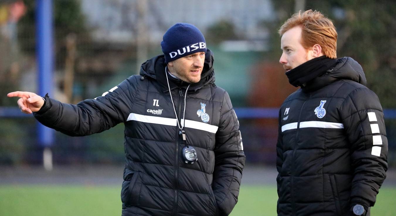 Torsten Lieberknecht diskutiert mit Co-Trainer und