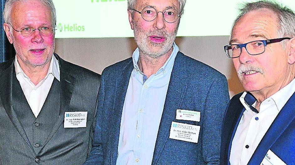 Dr. Ralf Kownatzki, Kinder- und Jugendarzt, Dr. Peter Seiffert, Chefarzt der Kinder- und Jugendklinik am Helios Klinikum Duisburg, und Heinz Sprenger, Erster Kriminalhauptkommissar a.D. (v.l.), begrüßten rund 160 Teilnemer zum 2. Fachtag „Kinderschutz Duisburg“.