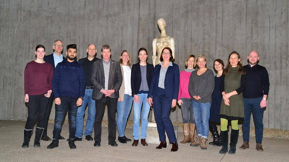  Gut aufgestellt fürs Jubiläumsjahr: Kulturdezernent Thomas Krützberg (5. v. l.), Direktorin Söke Dinkla (6. v. r.) und das Team des Lehmbruck-Museums vor der „Großen Sinnenden“. 