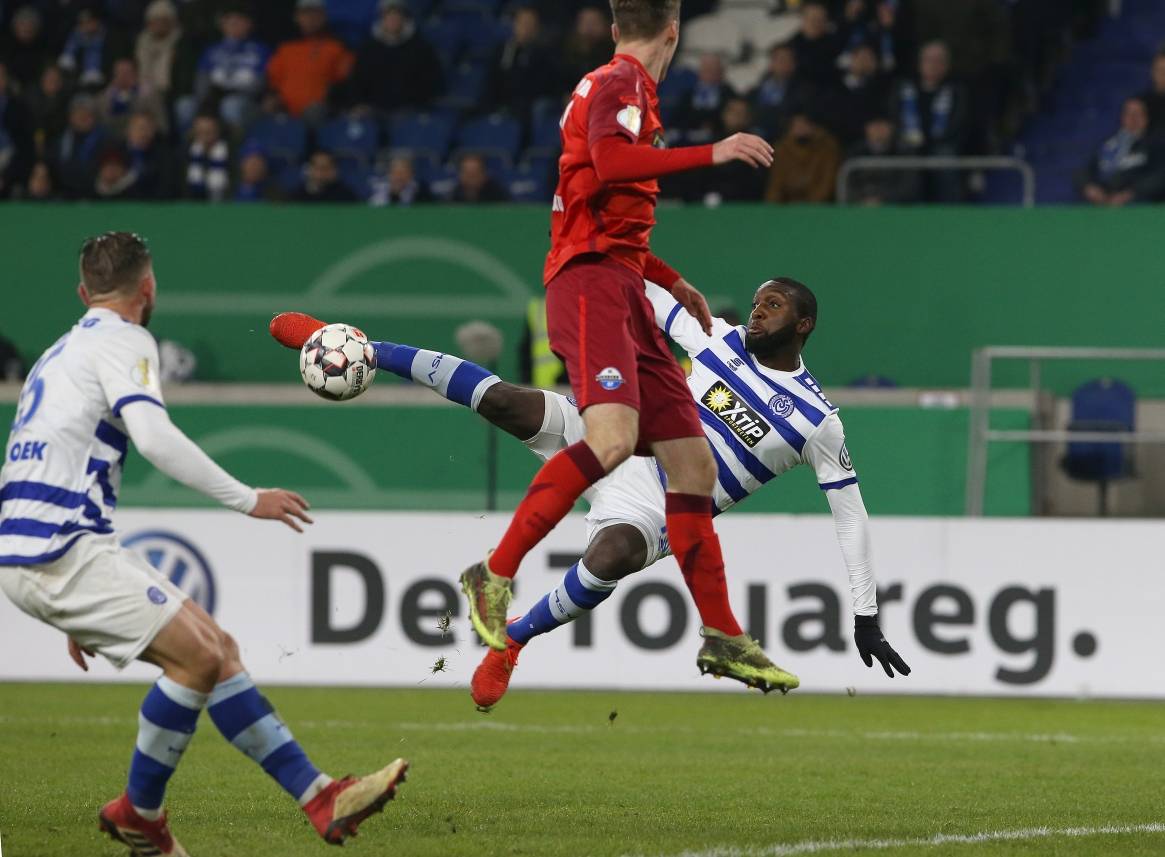  Schön anzuschauen, nur dabei wenig effektiv. Richard Sukuta-Pasu liegt akrobatisch in der Luft, trifft dabei aber nicht. 