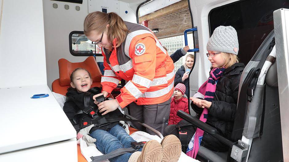 Wie liegt es sich eigentlich so in einem Rettungswagen? Beim Start des Projekts „Kinder helfen Kindern“ nahmen Grundschüler das Innere eines RTW in Augenschein.