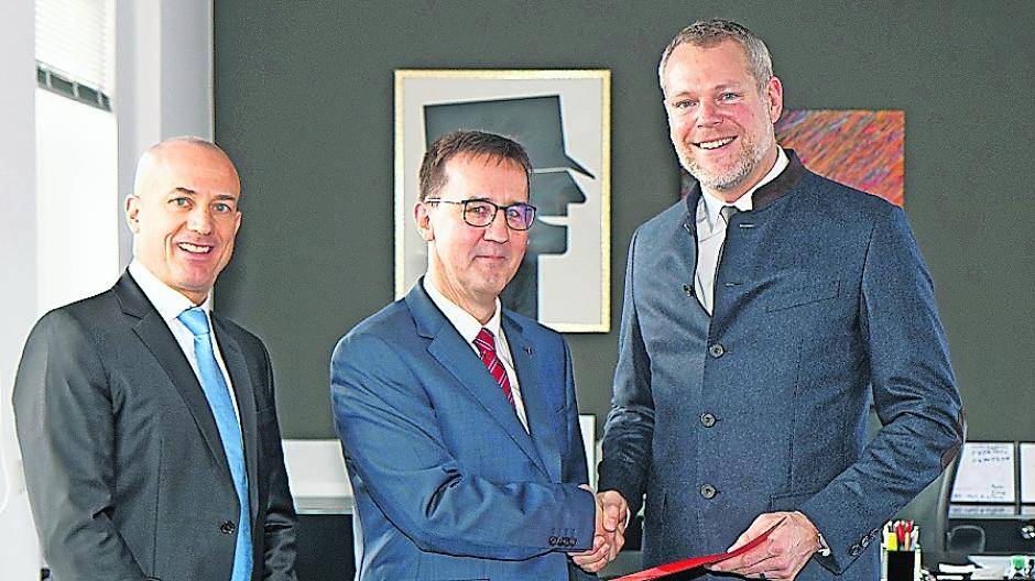 Landrat Dr. Andreas Coenen (r.) überreicht Ralf Seebauer (M.) im Beisein von Ordnungsdezernent Thomas Heil die Bestellungsurkunde zum Leiter des Amtes für Ordnung und Straßenverkehr.