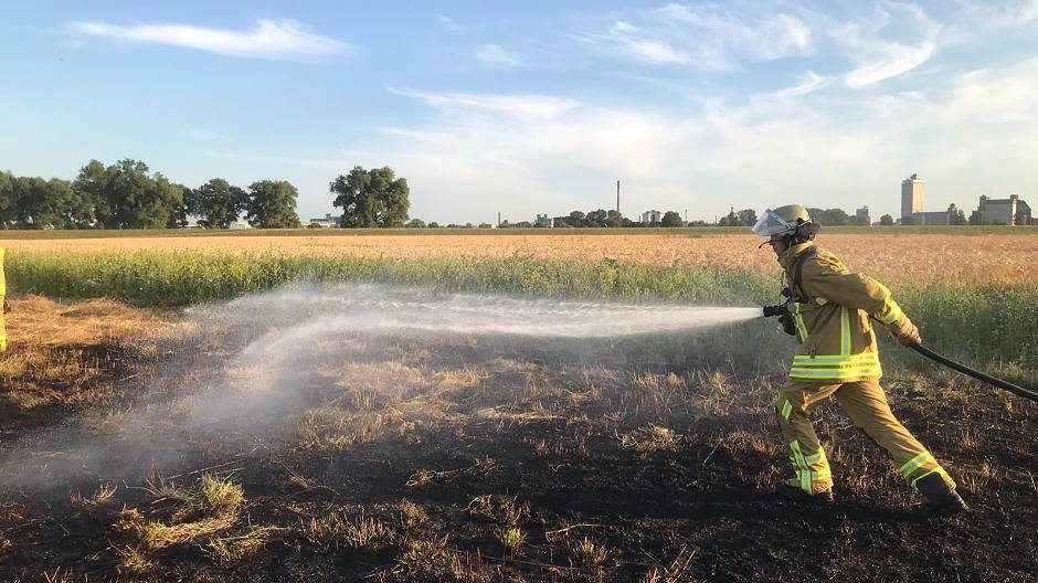  Ein Kamerad des Löschzugs 750 beim Löschen eines Bodenbrandes in Mündelheim. 
