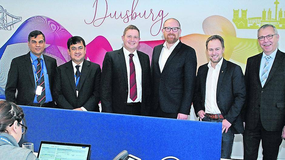  Sunil Mittal (Client Partner), Saibal Chakraborty (Delivery Head) und Andreas Golze (Geschäftsführer) von Cognizant Technology Solutions begrüßten vor Ort Oberbürgermeister Sören Link, Stadtdirektor und Digitalisierungsdezernent Martin Murrack sowie GFW-Geschäftsführer Ralf Meurer kamen am Innenhafen zusammen. 