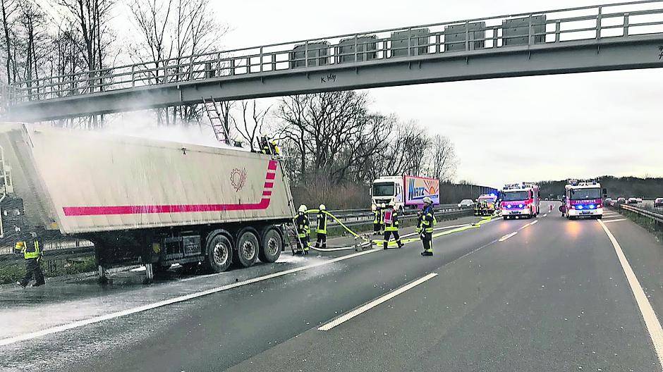 Sperrung: Lkw stand in Brand