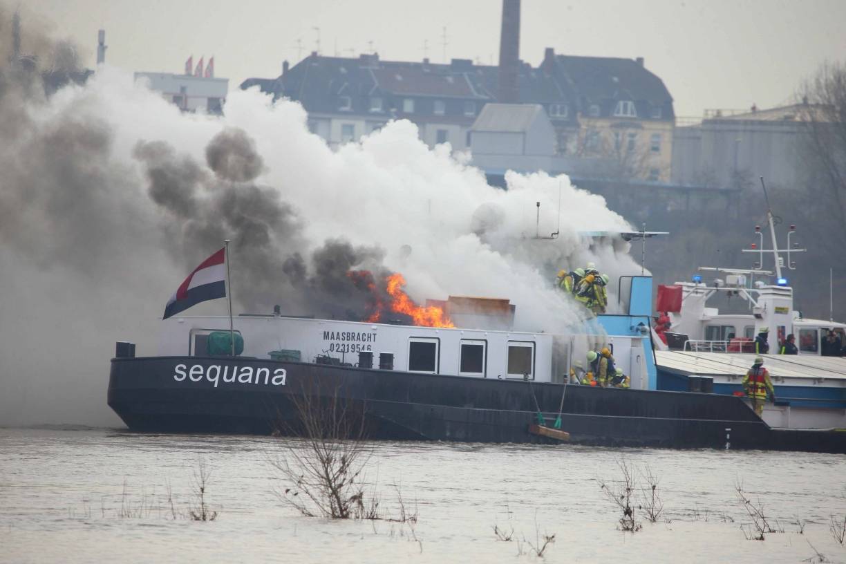 Feuerwehrleute im Kampf mit den Flammen
