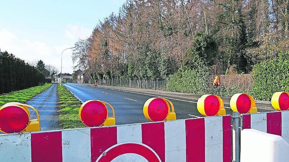  Die Lobbericher Straße ist halbseitig gesperrt. 