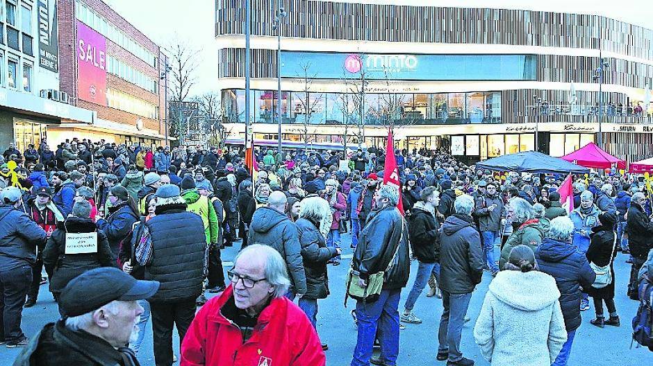  Zwei Kundgebungen, ein Marsch und ein AfD-Treffen im Haus Erholung haben am Mittwoch für ein Großaufgebot an Polizei in der Gladbacher City gesorgt. Das Servicecenter der Bahn ist zur Zeit Gegenstand von Diskussionen. Zum Jahresende gibt die Bahn dort den Ticketverkauf auf. 