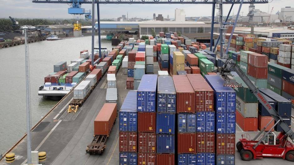  Der Containerumschlag im Duisburger Hafen bleibt stabil. 