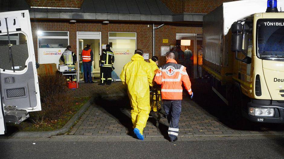 Die Schutzanzüge der Einsatzkräfte dienten dem Schutz der Beamtungs-Patienten vor Infektionen.