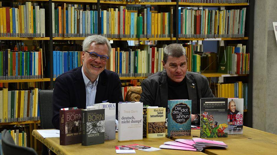 Jan-Pieter Barbian und Kulturdezernent Thomas Krützberg mit den „Büchern des Jahres“.