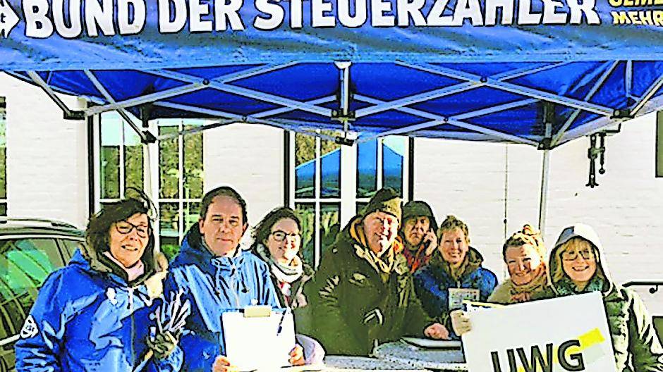 Der Bund der Steuerzahler sammelte (unterstützt von der UWG) in Meerbusch Unterschriften für die „Abschaffung der Straßenbaubeiträge“.