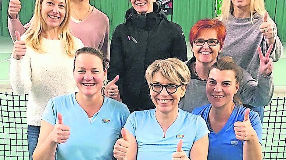 Freuen sich über den Aufstieg (oben v.l.): Elke Wiedmann, Christiane Reinhardt, Kirstin Winterfeldt, Sabine Reinwald, Heike Reimann; (unten v.l.).: Petra Polak, Katja Ahlborn, Claudia Eberhardt.