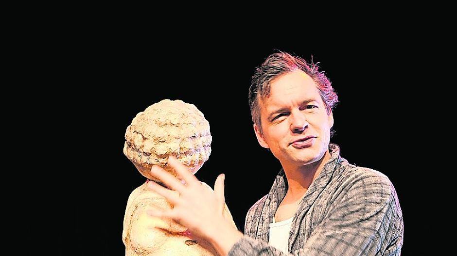 Felix Theissen schlüpft in die Rolle des Caveman und klärt über Mann und Frau auf.