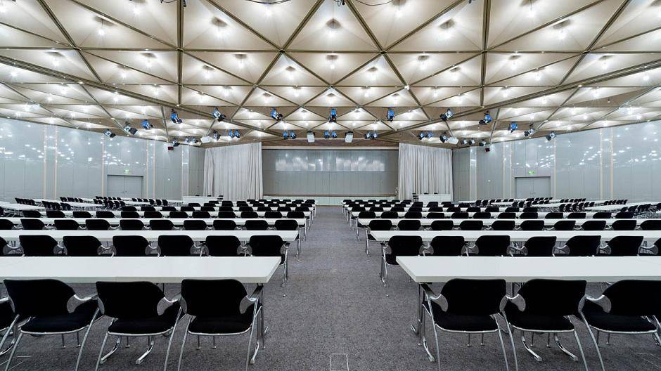  Der für den Strafprozess angemietete Verhandlungssaal im CCD Ost der Messe Düsseldorf. 