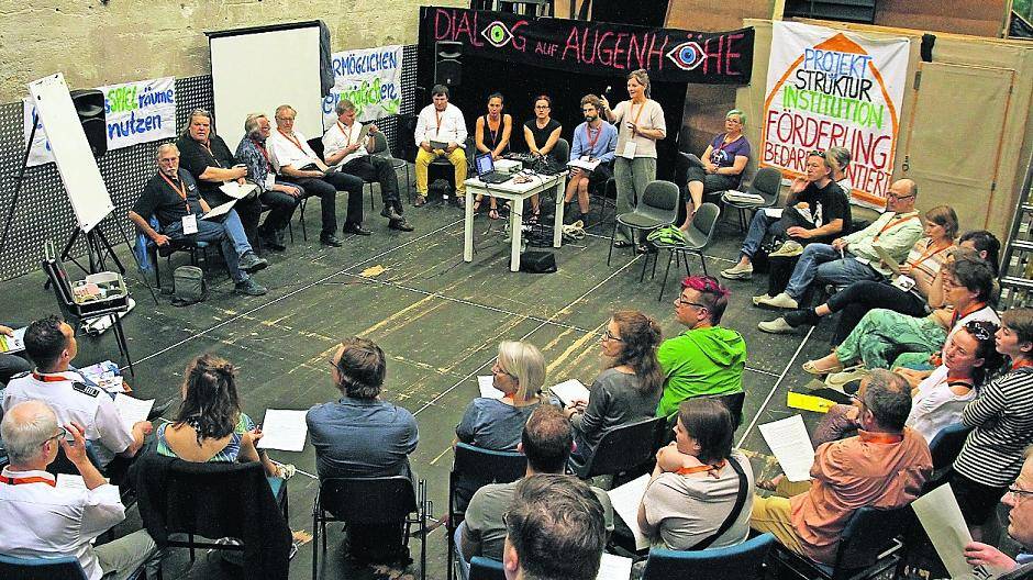  Worte pflastern den Weg zum städtisch unterstützten Freiraum in Duisburg: Die Diskussionsrunde zur „Ermöglichungsgruppe“ bei der Kulturkonferenz im April 2018. 