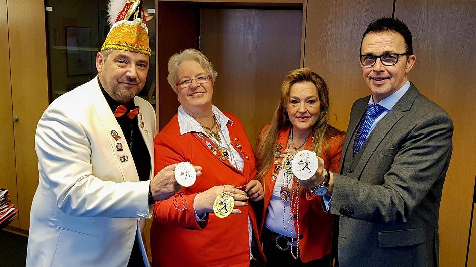 Michael Raskopf, Elvira „Elli“ Schröder, Alexandra Arnolds und Bürgermeister Prof. Dr. Christoph Landscheidt präsentieren den neuen Möhnenorden.