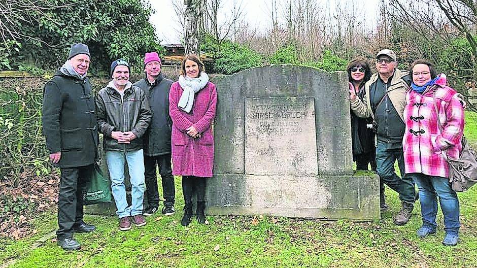 Die Familie Bruch aus Australien besuchte gemeinsam mit Bürgermeisterin Sabine Anemüller und Vertretern des Vereins zur Förderung der Erinnerungskultur Viersen 1933-45 den Jüdischen Friedhof und ihr Elternhaus.