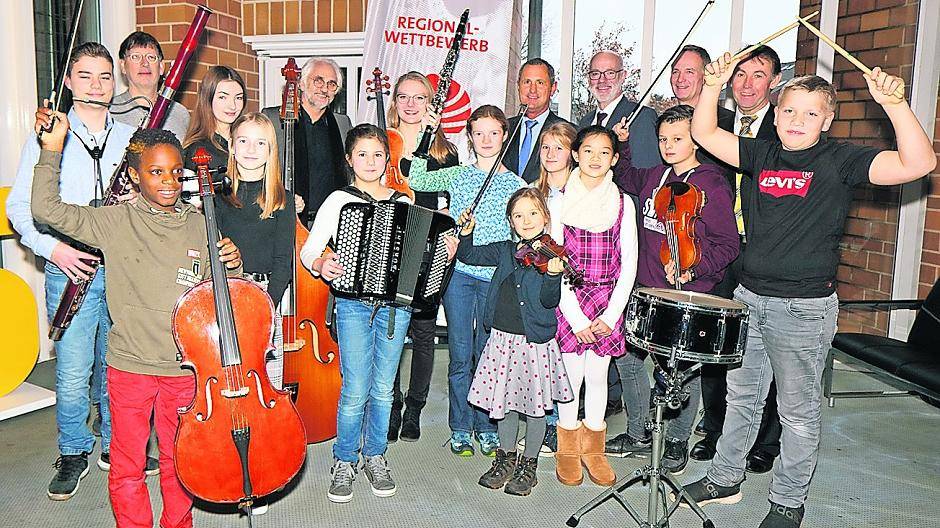 Die Schülerinnen und Schüler der Kreismusikschule Viersen und der Musikschule Mönchengladbach sind startklar für den Regionalwettbewerb. Alle Daumen drücken ihnen (hintere Reihe von links) Klavierbauer Heinz Kalscheuer, Christian Malescov (Leiter Musikschule Mönchengladbach), Harald Wiedera (Stadtsparkasse Mönchengladbach), Kreisdirektor Ingo Schabrich, Ralf Holtschneider (Leiter Kreismusikschule Viersen), Stefan Vander (Sparkasse Krefeld).