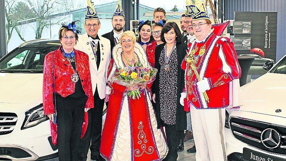  Im Autohaus Steffens, in Nettetal erhält das Stadtprinzenpaar Rita I. und Hubert I. einen Prinzenwagen. Ein Mercedes der C-Klasse mit 170 Pferdestärken trägt das Paar durch die diesjährige Session.  
