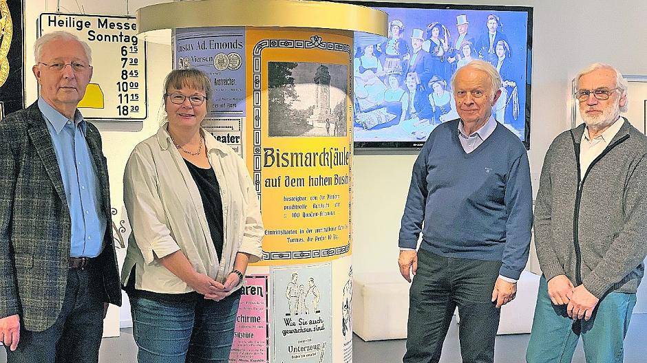 Frank Brüggen (l.) und Walter Feld (r.) vom Arbeitskreis „Stadtfotos“ des Heimatvereins und Vorsitzender Dr. Albert Pauly (2.v.r.) unterstützten Kuratorin Dr. Britta Spies bei der Realisierung der neuen Ausstellung im „Viersener Salon“.