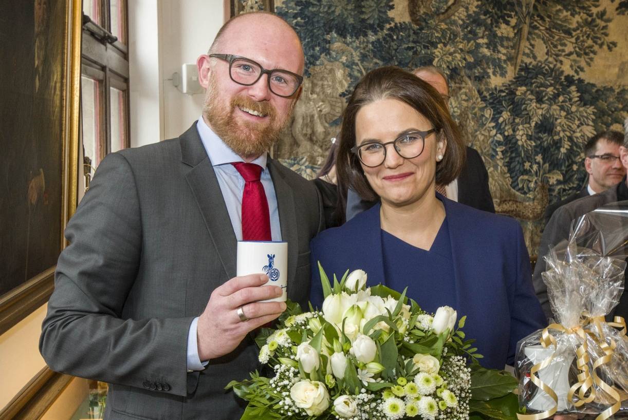 Duisburgs Oberbürgermeister Sören Link und die scheidende Kämmerin und Stadtdirektorin Dörte Diemert bei der Verabschiedung im Duisburger Rathaus.