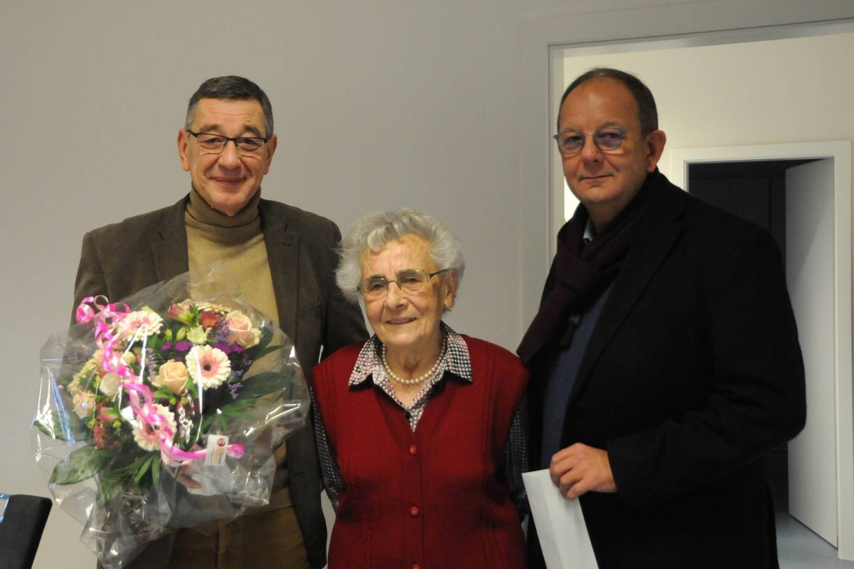  Zum Abschied einen Blumenstrauß. V. l. n. r.: Michael Wilke, Geschäftsführer der Alexianer Tönisvorst GmbH, Irene Hein und Udo Gretenkord, Pflegedirektor der Alexianer Tönisvorst GmbH. 