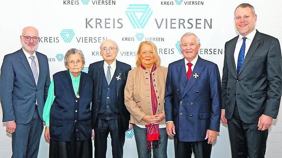  Landrat Dr. Andreas Coenen (rechts) und Kreisdirektor Ingo Schabrich (links) haben Horst Bessel (Dritter von links) und Christian Weisbrich (Zweiter von rechts) zu ihren Auszeichnungen durch das Land Nordrhein-Westfalen gratuliert. Mit ins Kreishaus eingeladen waren die Ehefrauen Johanna Bessel (Zweite von links) und Carmen Weisbrich. 