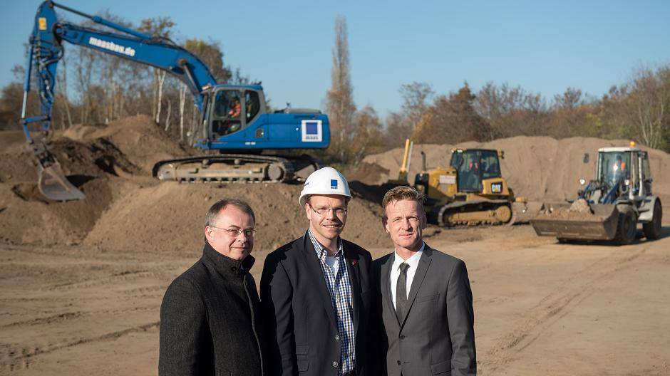  Mondlandschaft mit Baggern: Bethanien-Projektleiter Marcus Eidmann (li.) und Bethanien-Stiftungsvorstand Dr. Ralf Engels (re.) mit Maas-Geschäftsführer Ralf Langerbein (M.) auf der Baustelle für den neuen Krankenhaus-Parkplatz. 