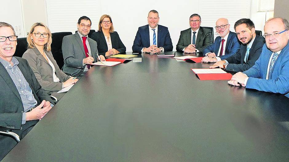  Startschuss für die Entwicklung des ehemaligen Militärflughafens in Niederkrüchten-Elmpt: Dr. Andreas Coenen (Mitte), Landrat und Aufsichtsratsvorsitzender der EGE, Sabine Lorscheid (4.v.l.), Leiterin Portfoliomanagement der BIMA, Kalle Wassong (4.v.r.), Bürgermeister Niederkrüchten und stellvertretender Vorsitzender des EGE-Aufsichtsrates, die EGE- Geschäftsführer Ingo Schabrich (3.v.r.), Tobias Hinsen (2.v.r.) und Dr. Thomas Jablonski (r.) sowie Bernd Grotefeld (3.v.l.), Leiter Portfoliomanagement NRW der BIMA, Ulrike Birkner-Schmitz (2.v.l.), Wirtschaftlichkeitsanalysen der BIMA, und Heinz-Willi Stefes (l.), Prokurist der EGE, bei der Unterschrift des Kooperationsvertrages im Viersener Kreishaus. 