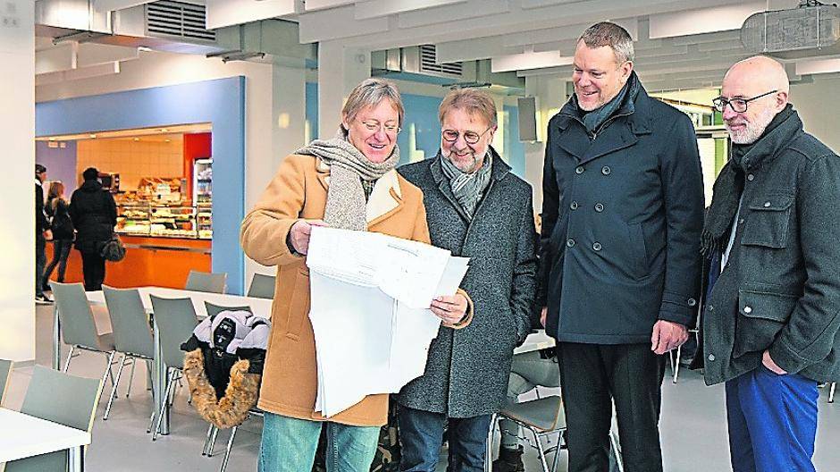 Der stellvertretende Leiter Gebäudemanagement, Herbert Verlinden (v.l.), erläutert Schulleiter Karl-Heinz-Greverath, Landrat Dr. Andreas Coenen und Kreisdirektor Ingo Schabrich das Gestaltungskonzept der Cafeteria im Berufskolleg.