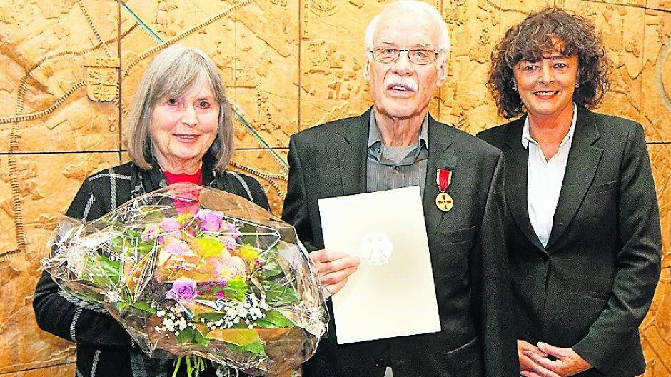  Klaus Forßmaann mit Ehefrau Heide Forßmann (l.) und Landrätin Luise Fruhen. 