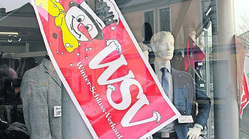  Viele Schaufenster in den Willicher Geschäften signalisieren, das jetzt gute Zeiten für Schnäppchenjäger sind. 
