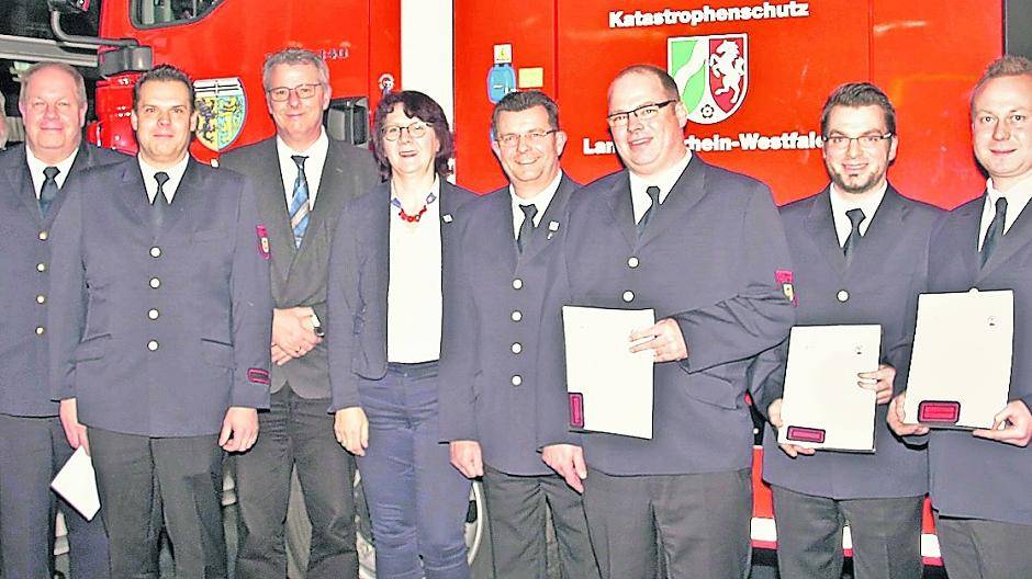 Theo Hofer, Klaus Thomas Riedel, Thomas Metzer (Leiter der Feuerwehr der Stadt Willich), Mirko Heidebrunn, Martin Zinnel (Geschäftsbereichsleiter Einwohner &amp; Ordnung), Brigitte Schwerdtfeger (Beigeordnete), Robert Delvos (Löschzugführer), Tim Suhrke, Martin Thöne, Stefan Pliester und stellvertretender Bürgermeister Guido Görtz (von links).