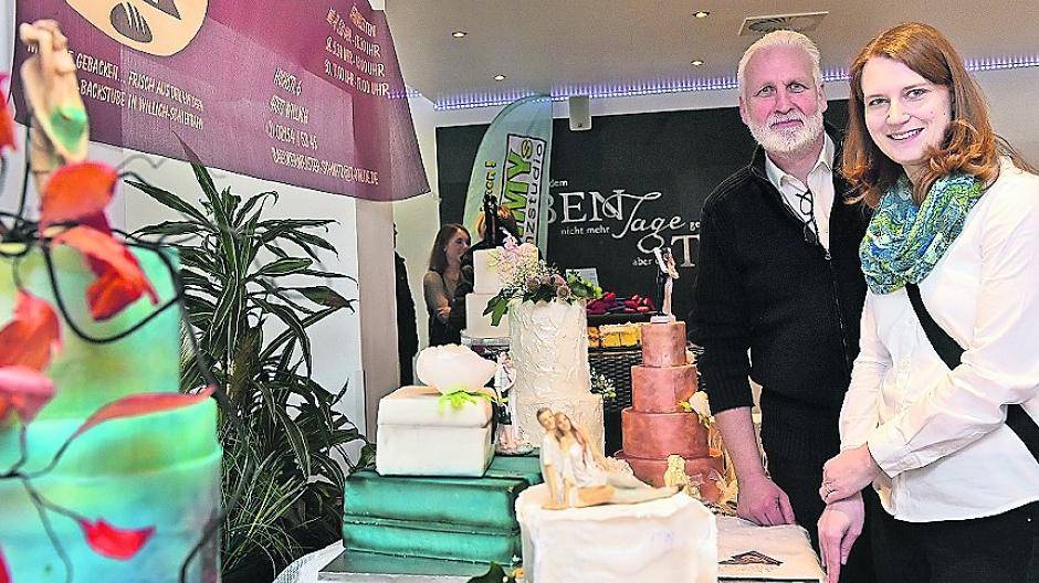 Eine Auswahl von Hochzeitstorten zeigten Kathi Hammes und Eric Schmitz, die den Stand von Bäcker Schmitz betreuten. Foto: max