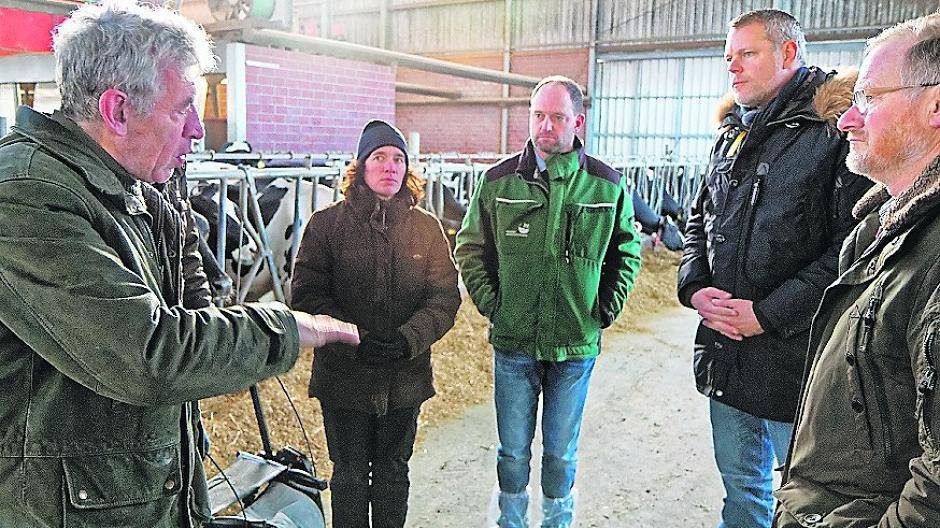  Landrat Dr. Andreas Coenen (2.v.r.) beim Rundgang durch den Kuhstall der Familie Dahmen in Tönisvorst mit Kreislandwirt Paul-Christian Küskens (r.). 