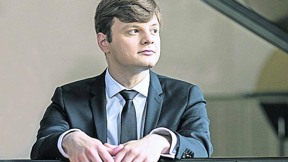  Spielt Schumann: Pianist Georgy Tchaidze spielt zur Weltklassik am Klavier am Sonntag im Forum. 