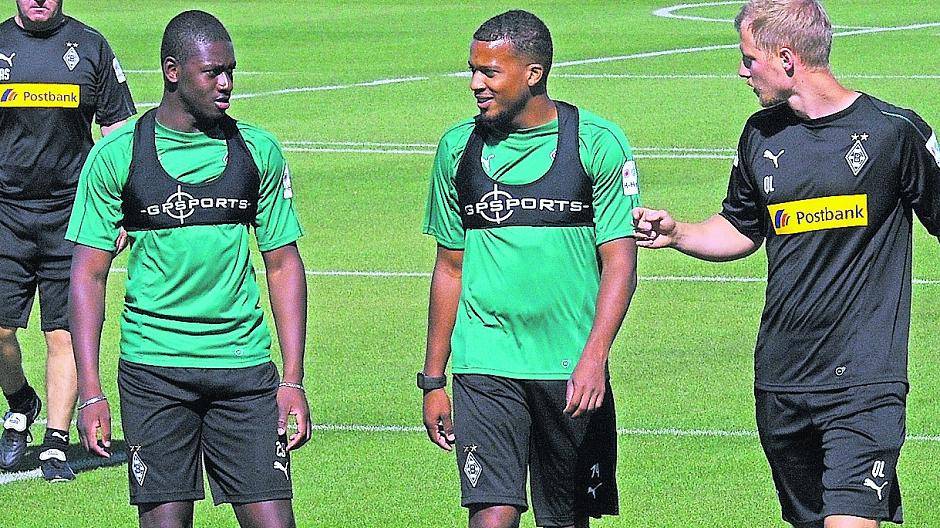 Zwei, die sich (nicht nur auf französisch) verstehen: Mamadou Doucouré (2.v.l.) gab im Testspiel gegen Bochum sein Debüt als Borusse, Alassane Plea (2.v.r.) empfiehlt sich für die Startelf.