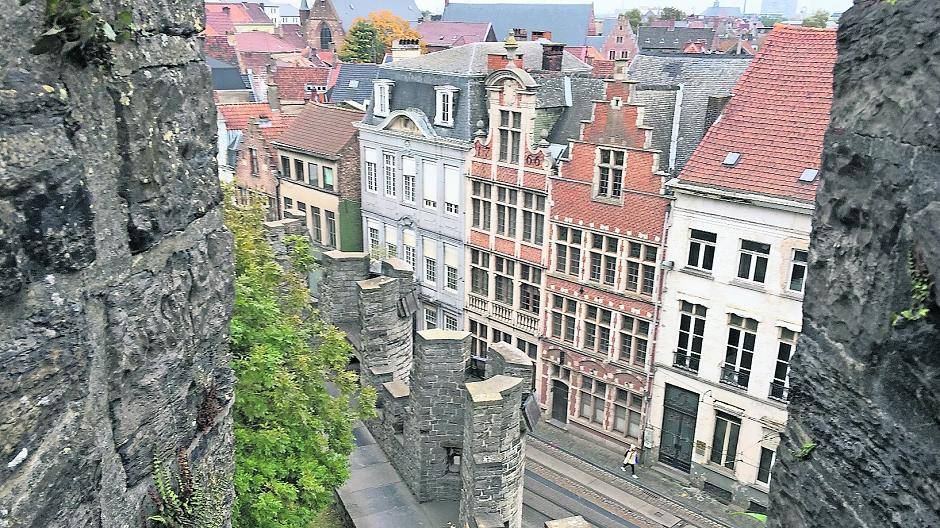 Ausblick aus der Festung Burg Gravensteen auf eine der vielen historischen Häuserzeilen.