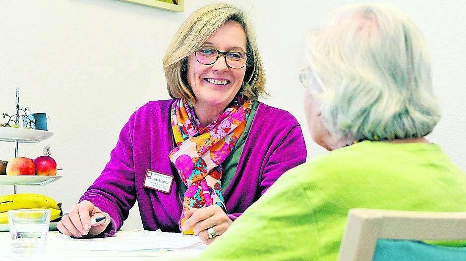  Über die Wünsche für die letzte Lebensphase spricht Doris Zingsheim mit einer Bewohnerin des Altenheims Irmgardisstift Süchteln. 