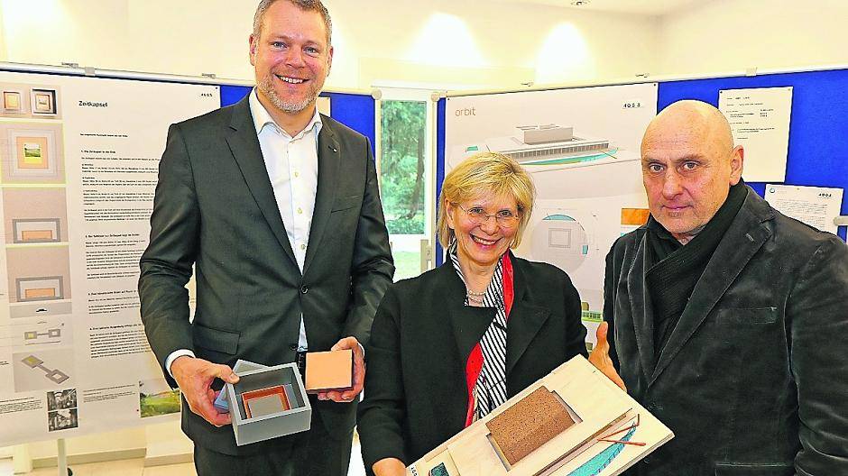 Landrat Dr. Andreas Coenen (l.) mit Martin G. Schmids Werk „Zeitkapsel“, Sparkassen-Vorstandsvorsitzende Dr. Birgit Roos mit Justyna Janetzeks Werk „Orbit“ und der Jury-Vorsitzende Prof. Dirk Löbbert.