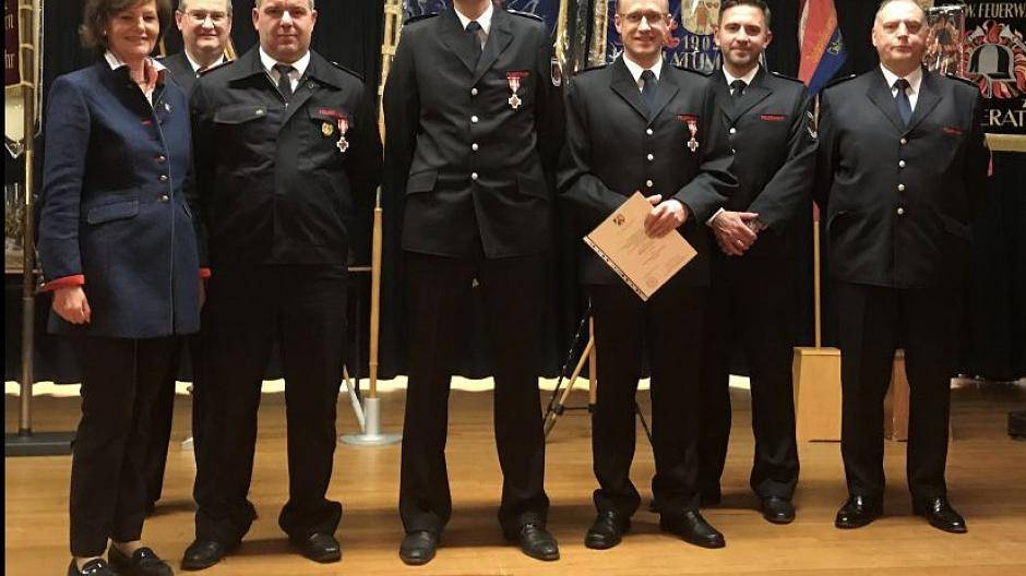  Beim Feuerwehrehrenabend der Feuerwehr Meerbusch werden traditionell viele Kameraden für die unterschiedlichsten Verdienste geehrt. 