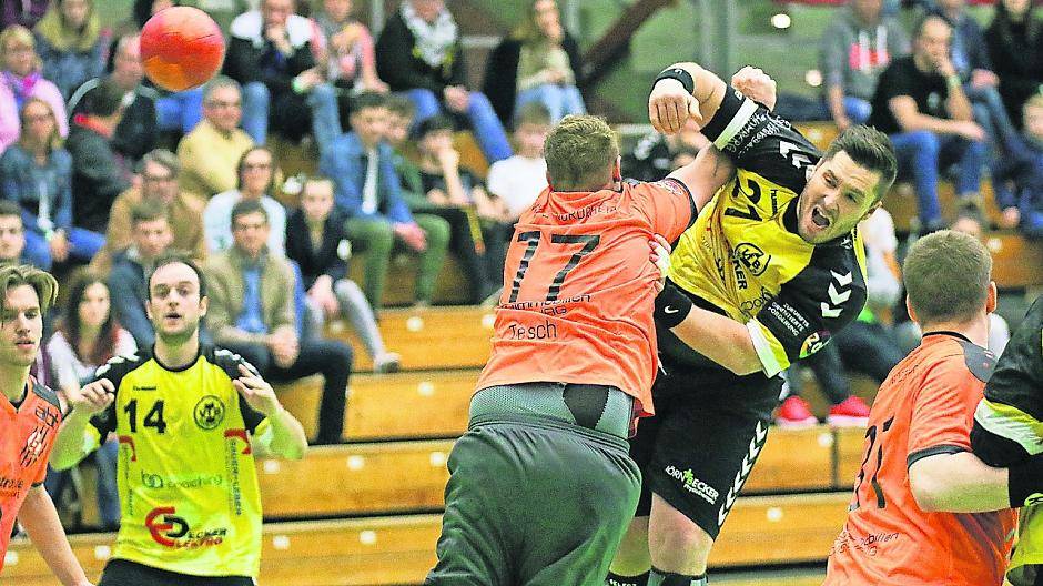  Ein schweren Stand hatte auch Tobias Reich, der sich seinen Treffer gegen Alex Tesch &amp; Co. hart erarbeiten musste. 