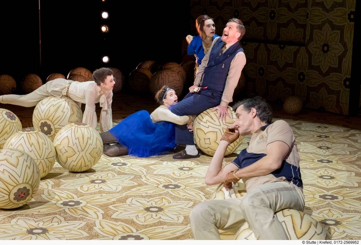 Ballspiele: Orgon (Bruno Winzen)glaubt fest an Tartuffes Aufrichtigkeit. (v.l.) Zofe Dorine (Carolin Schupa), Tochter Mariane (Vera Maria Schmidt), Ehefrau Elmire (Esther Keil) und Schwager Cléante (Adrian Linke) können ihn keines Besseren belehren.